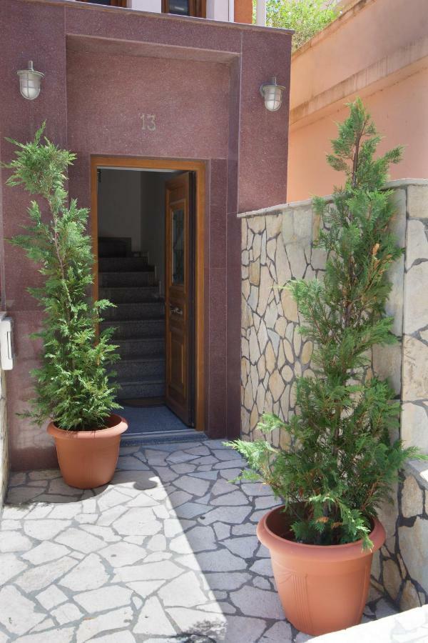 Apollon In *